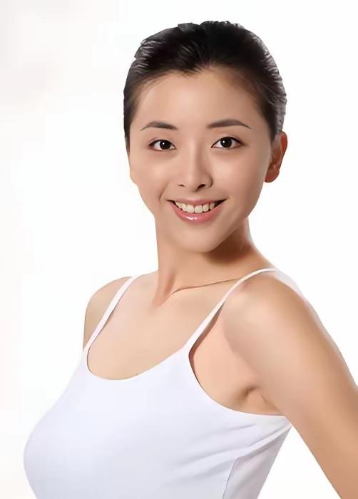 有人说：真不知道她是怎么当上演员的，连说话都说不清楚。
确实，黄小蕾不但长的不好