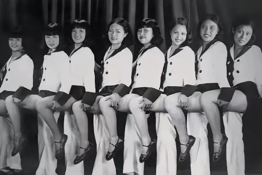 1930年上海
明月歌舞团的八名女演员
左三为当时红极一时的歌星周璇
