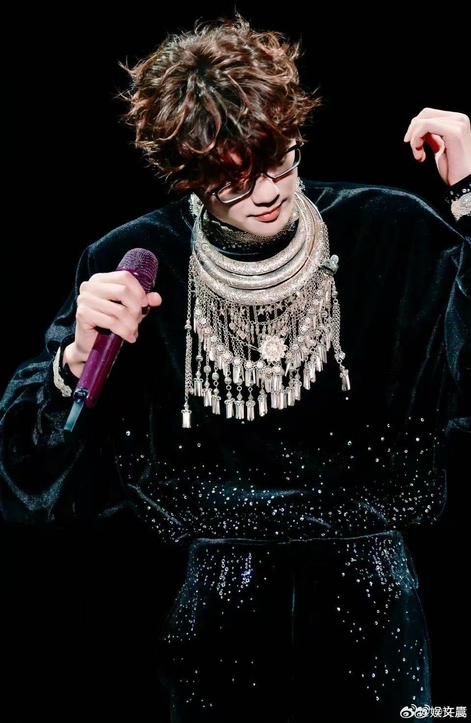 许嵩13个月办了40场演唱会13个月40场，许嵩用演唱会书写着“坚持”二字。没有