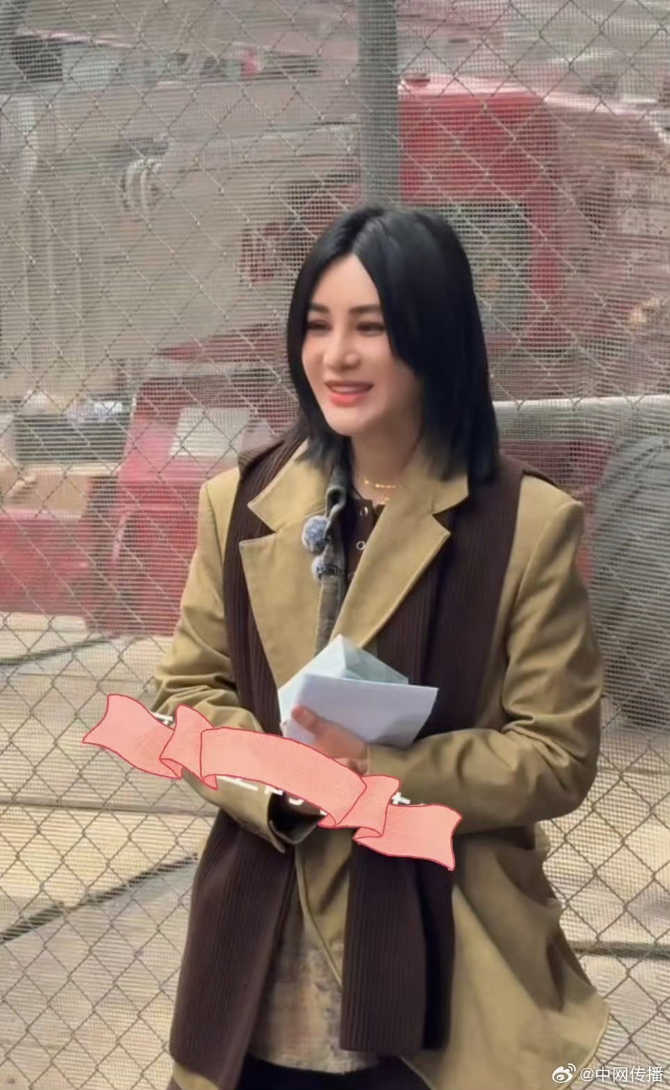 偶遇尚雯婕纽约街头采访路人🎐谁懂啊，纽约街头转角就撞见尚雯婕!一袭风衣裹着温柔