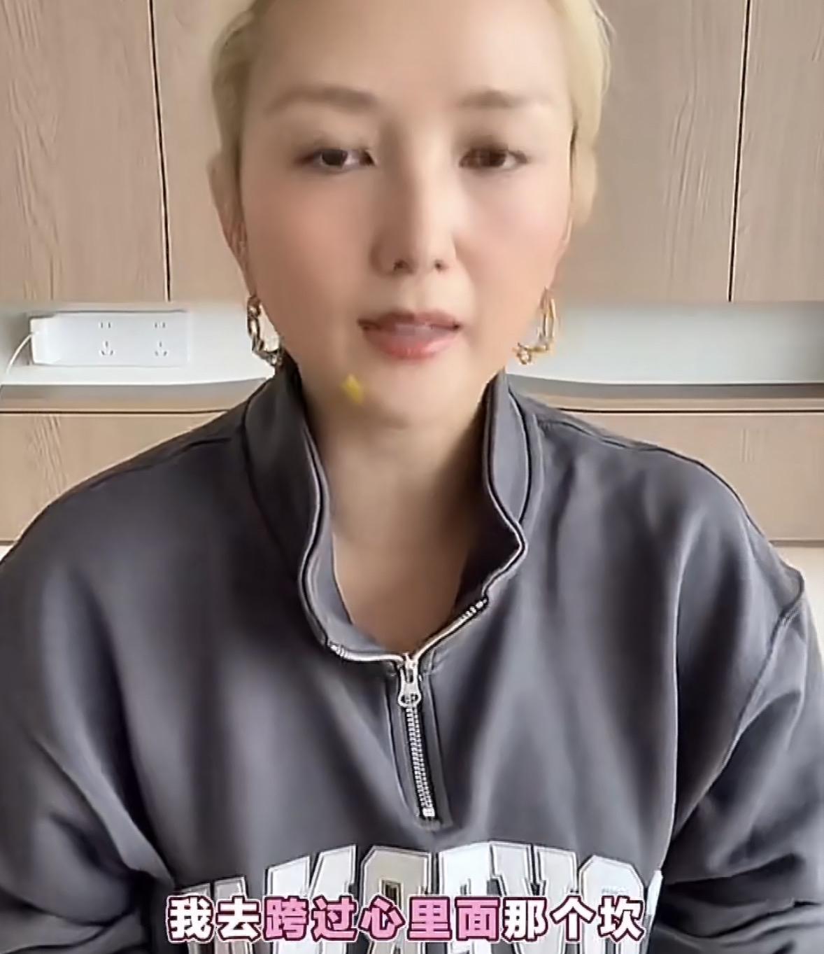 何洁在直播里直接摊牌：每月开销六位数，一大家子都靠她一个人扛。养孩子、付房贷、请