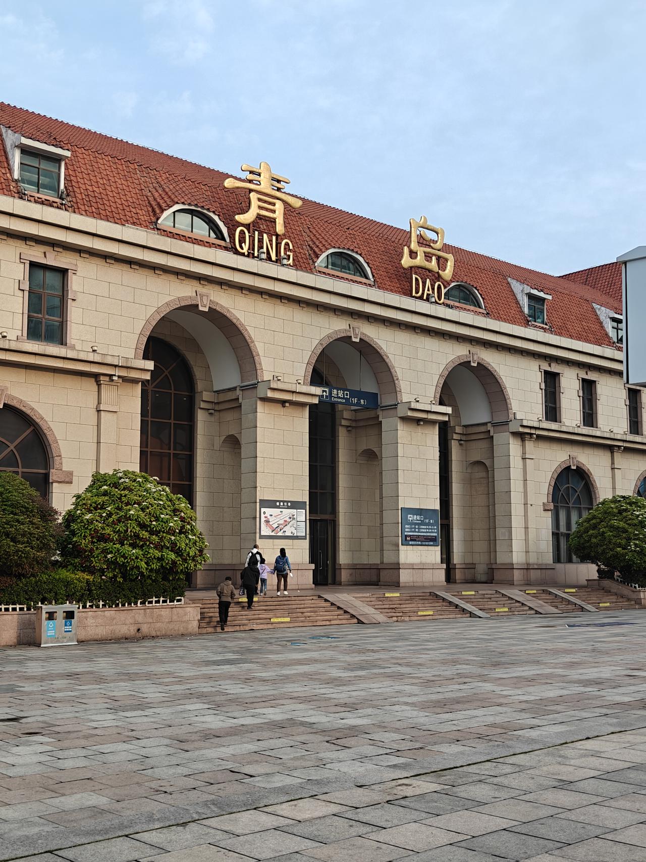 我认为不应该，虽然高铁站属于人流密集的公共场所应该禁止吸烟，但是从人性的角度和管