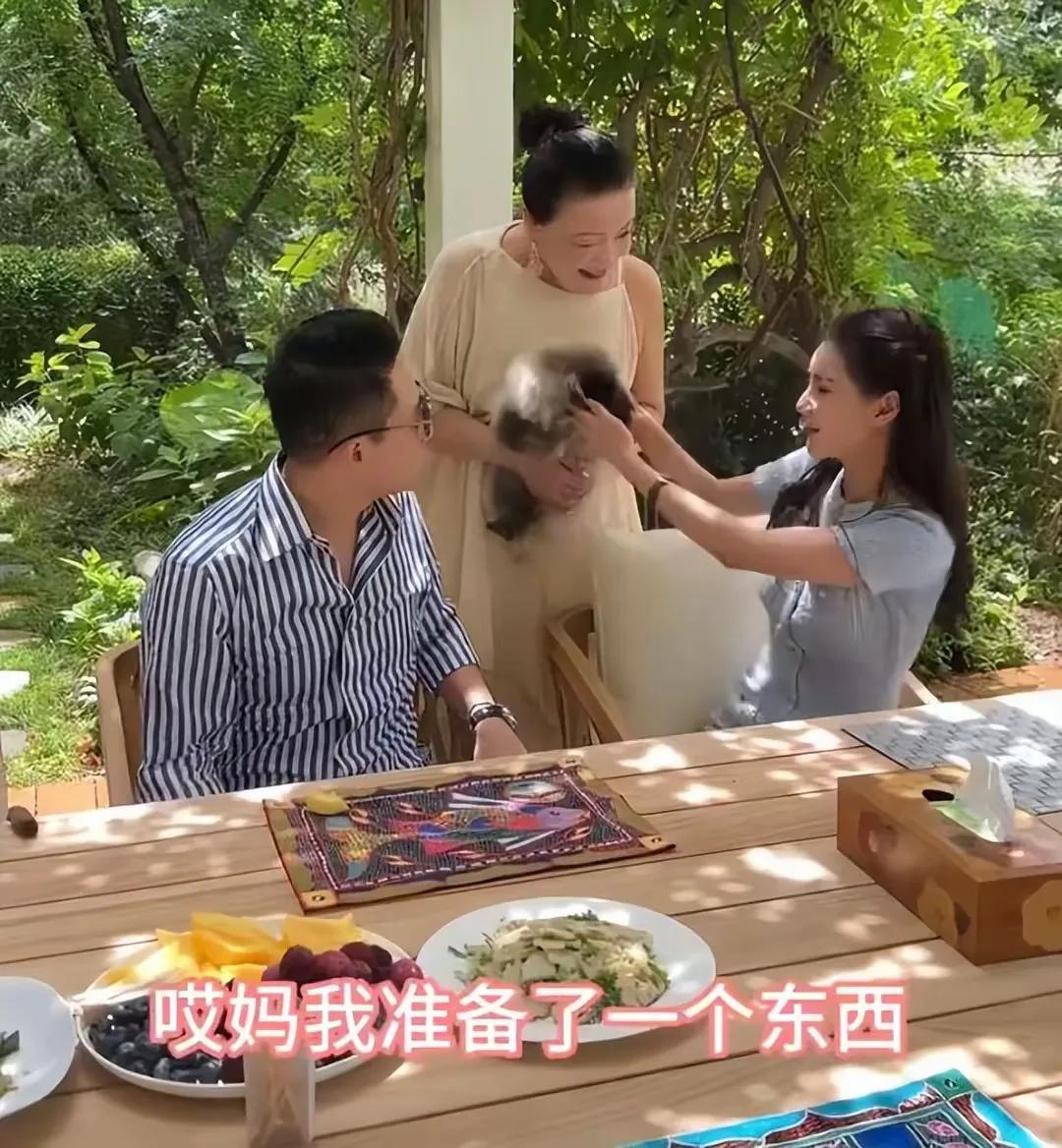 都说mandy会哄婆婆，可是大s第一次见面，可是送了张兰一只爱马仕。

近日，张