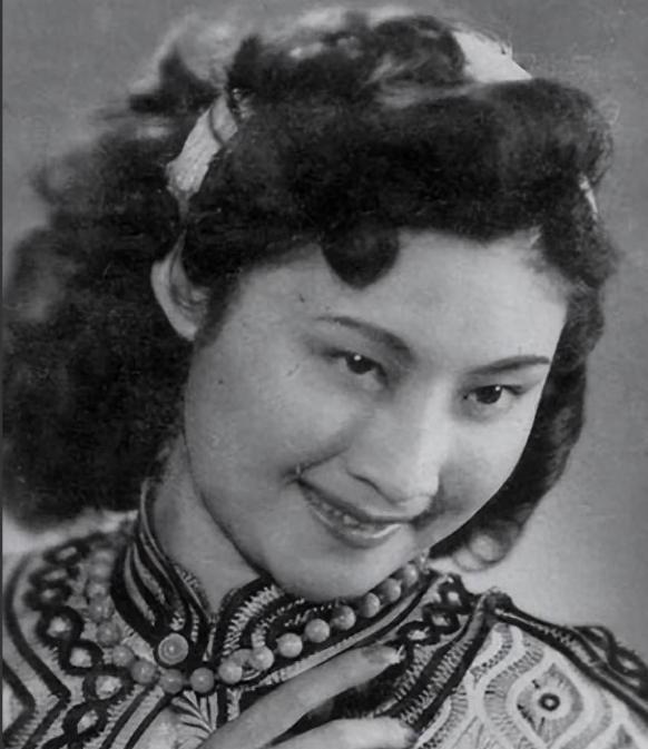 1966年9月10日晚，"京剧皇后"言慧珠在上海家中自缢前，牵着11岁的儿子言清