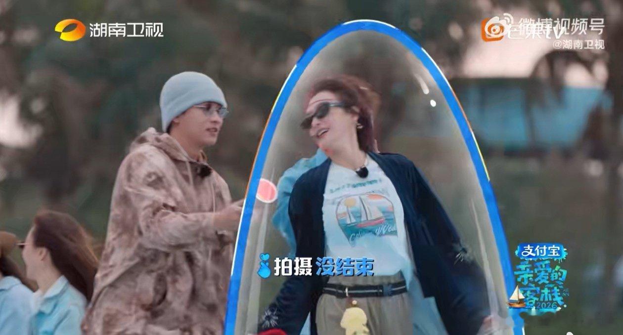 秦岚秦岚走秀没有不美的权利 秦岚对谭松韵饭撒 亲爱的客栈客栈慢生活解锁绝美走秀，