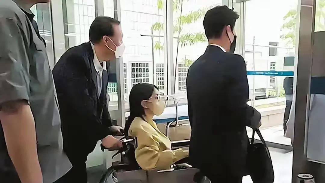 韩国原总统尹锡悦的状况十分地糟糕，这时候他进了看守所，这时候他的身体突然间出现了