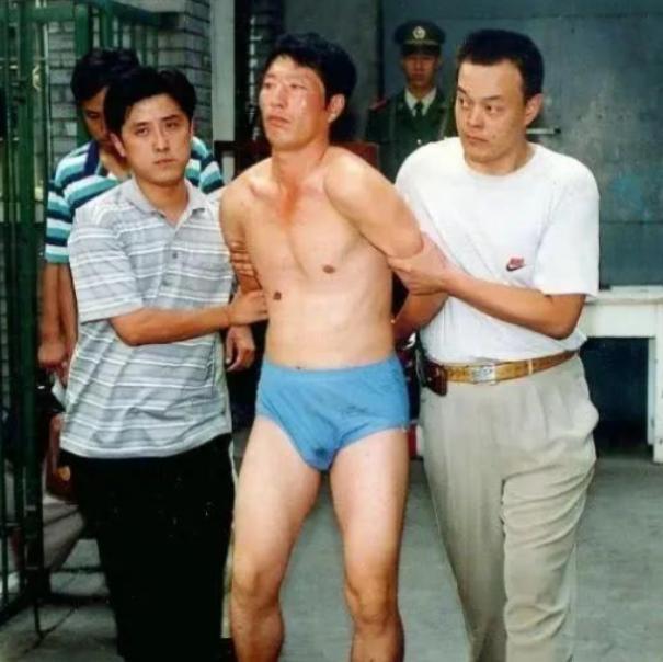 2005年，轰动全国的白宝山案从犯谢宗芬，走出关押她十二年的监狱大门。所有人都以