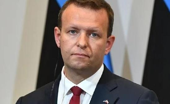 就问中国怕不怕？

近日，国际舞台上出现一幕令人瞠目结舌的场景：一个人口还不及中