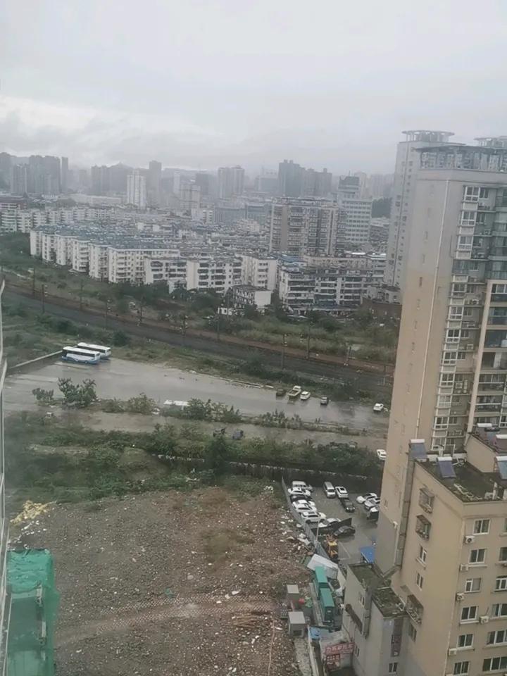 暴雨来了，停工了，安静了。
连绵细雨一个多月，房子后边的工地，日夜哐当、哐当…