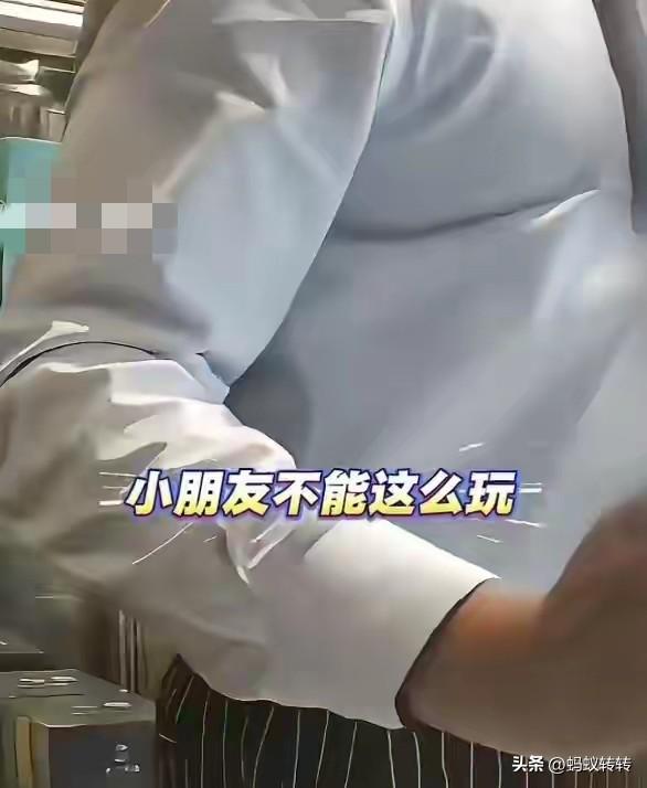 山东一酒店大堂里，一个男人带着孩子，孩子在大堂的旋转门胡闹，极不安全，而家长却不