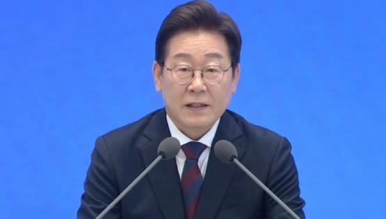谁也没想到李在明会选在光复节这天动手！世宗文化会馆的致辞变成了一纸清算令——查旧