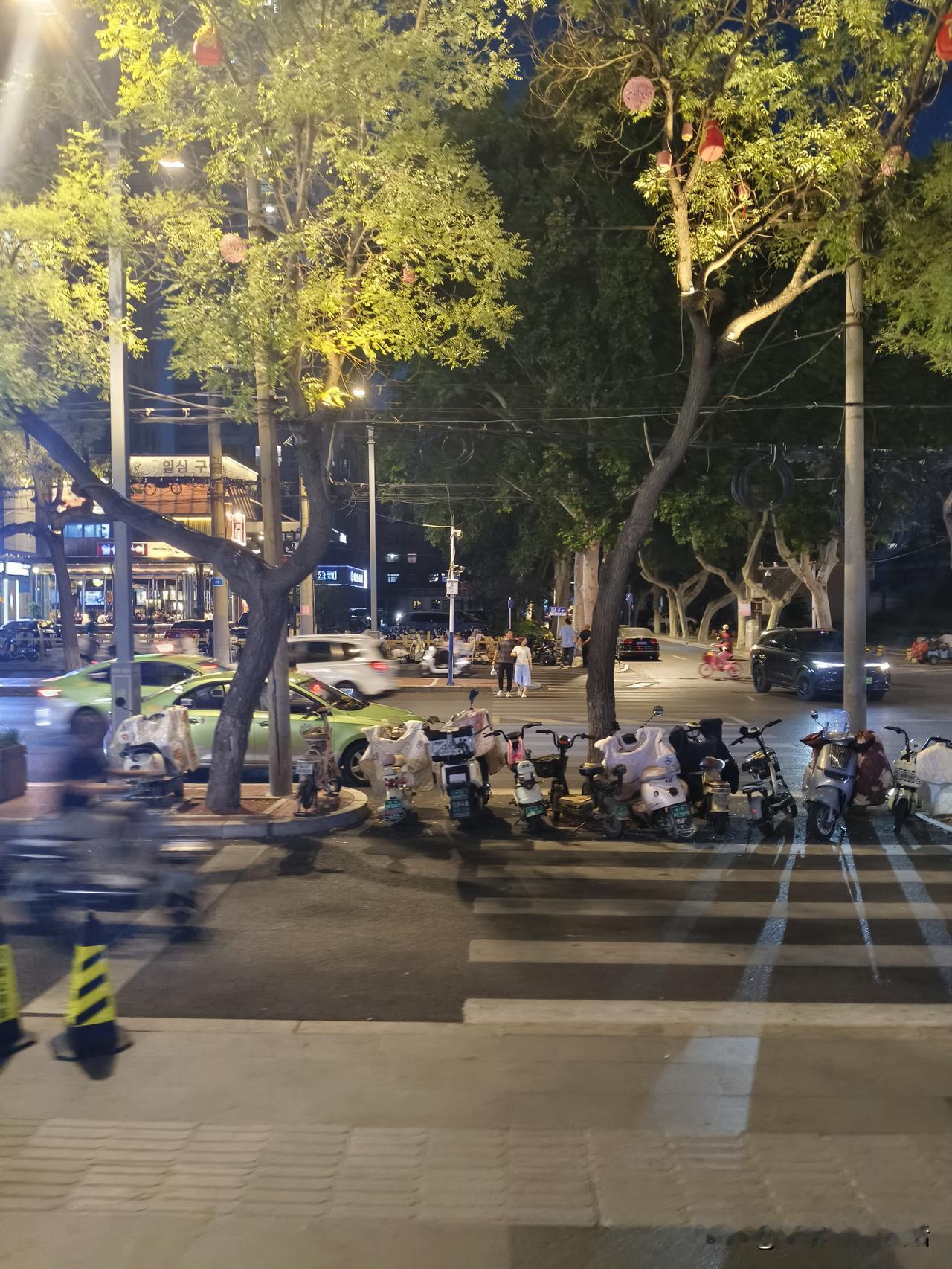 夜晚街边停满了电动车，看似是大家图方便的日常操作，实则藏着不少容易被忽略的安全隐