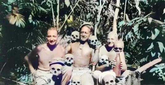 1942年，美军攻占塞班岛之后，把日军的头颅割下当烟灰缸，把日军的牙齿敲下来，做