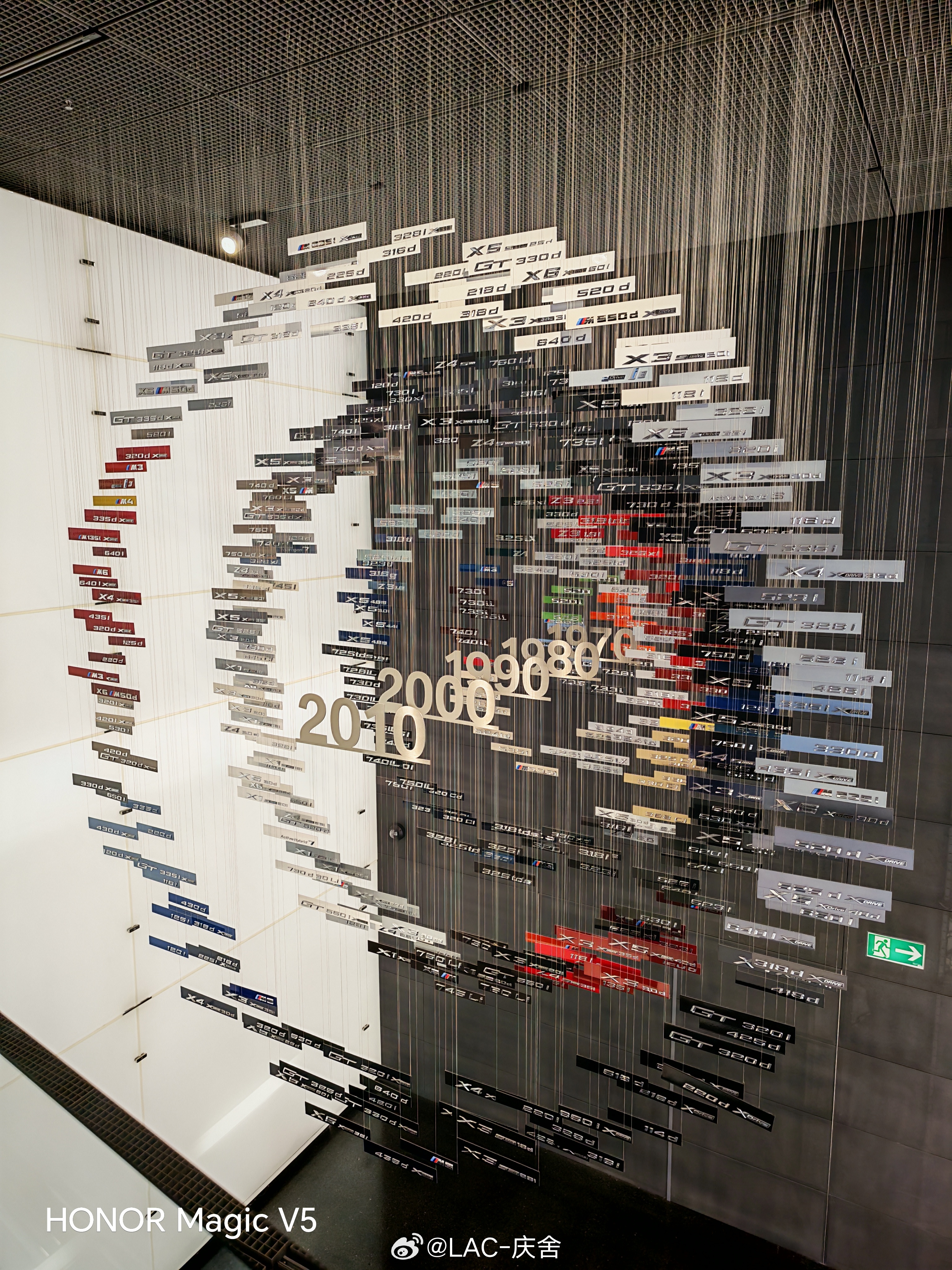这是慕尼黑宝马汽车博物馆里的尾标挂墙展示了近50年每一款车型最畅销的颜色可以看到