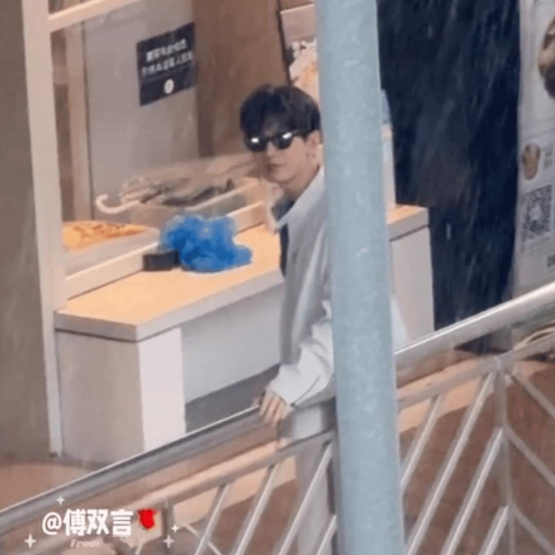 成毅，一款不但眼里有光，就连墨镜都有光的boy ​​​