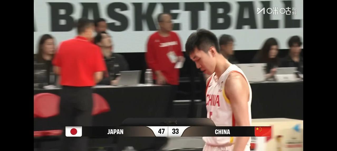 中国男篮进攻质量太差了，半场只得到33分，而日本男篮借主场之利，进攻防守全面压制