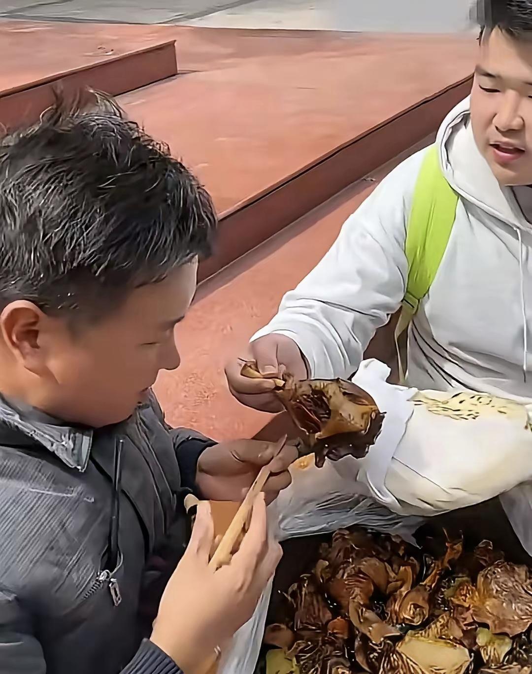 四川一位高考生火了，父亲怕孩子备考营养跟不上，在家炖好一锅肉，用厚布把铁锅裹得严