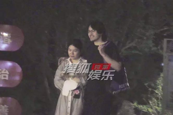 杨天真和男子搭肩散步杨天真挽男子手臂 有没有人跟我一样，看到这组画面就开始脑补他