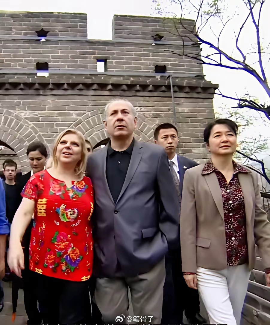 中东伊朗最新局势 内塔尼亚胡一家在长城八达岭参观游玩有人说，中国的长城那不是什么