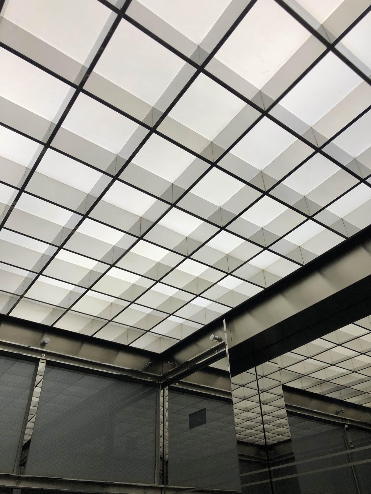 金茂大厦如今也老化了。外立面依然经典，但是内部环境和设施都有点老旧。里面的企业再