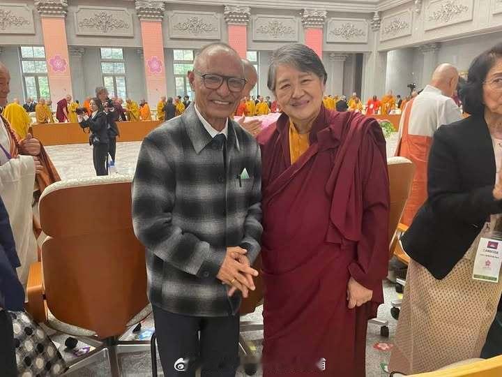 王室王室不丹王室 近期在脚盆的佛教峰会上，有人看到了县长二姑，感觉她精神还不错
