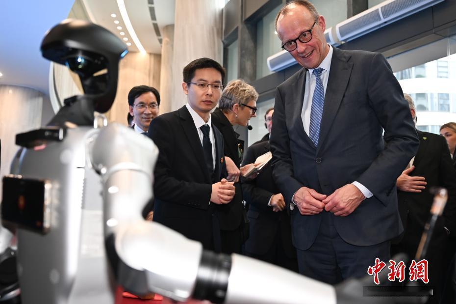 2月26日德国总理默茨访华，在杭州与10位中企代表会面。他们来自正泰集团、吉利控