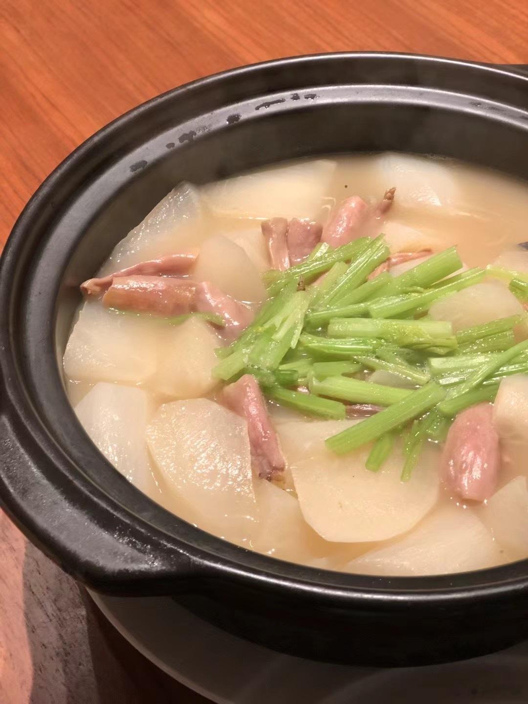 吃顺德宴还是要在林振国大师的山海潮。一窝鸭宝赛人参（鸭喉管包鸭肠猪骨汤底煲萝卜）