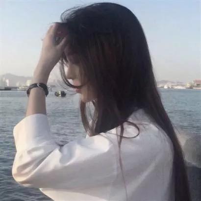 在海边，轻轻抚摸发梢，感受海风的温柔海边温柔女孩 海边温柔风 海边风照片 晚间的
