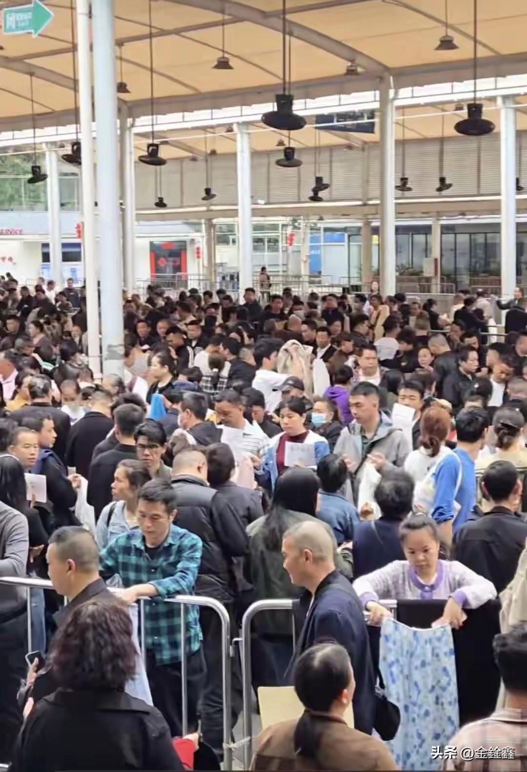 疯狂！老板排队举牌抢人，日薪500元没人干？这个行业太火爆！

你敢信？工厂老板