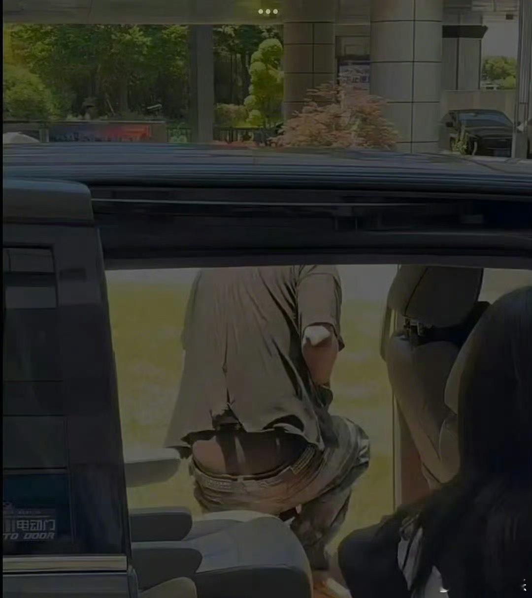 #范丞丞 内娱贾斯汀比伯#范丞丞的裤子新穿法也太亮眼了吧，这不就是内娱的贾斯丁比