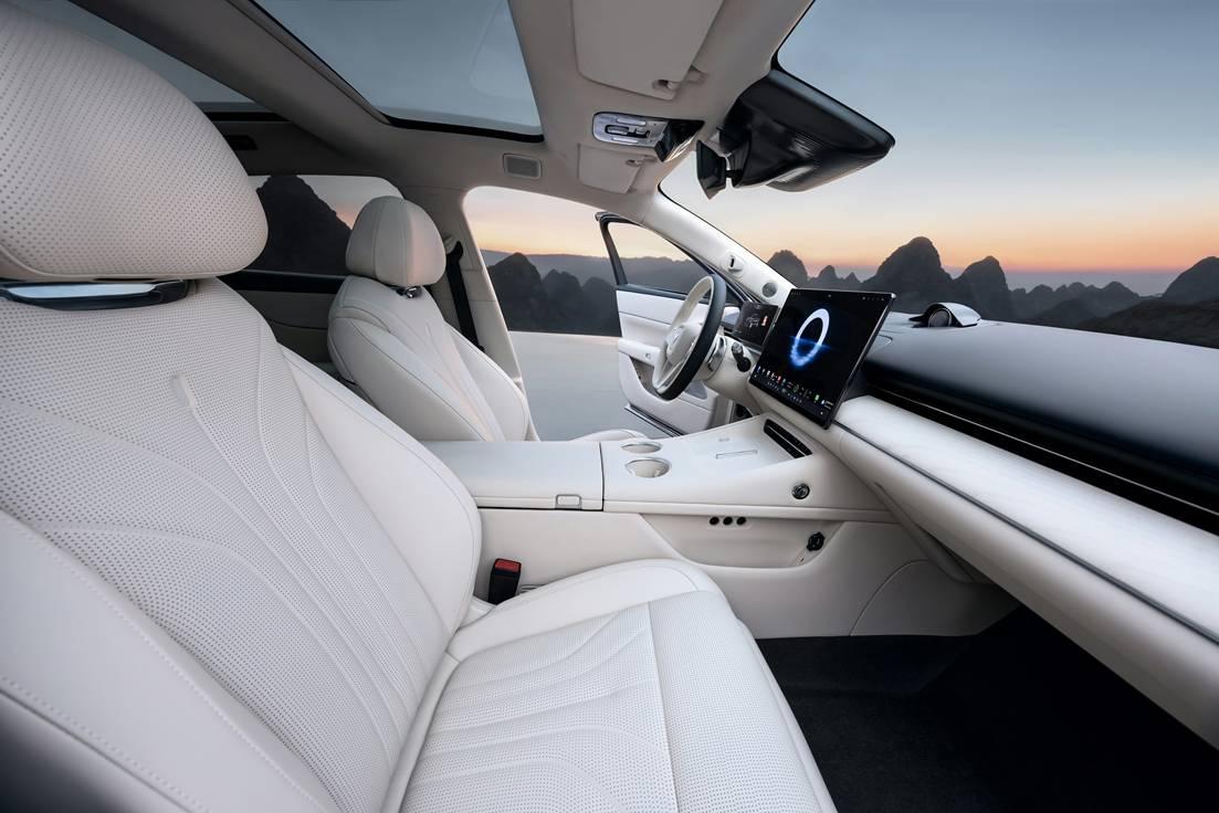 岚图汽车旗下全新中大型轿车，岚图追光L将于12月10日正式上市，其起售价格预计在