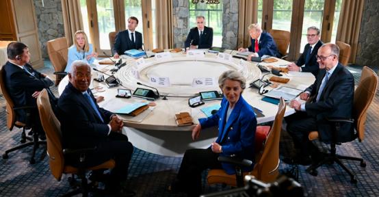 笑不活了！G7 峰会今天在法国开了，结果东道主马克龙先搞了个 "背刺" 美日的大