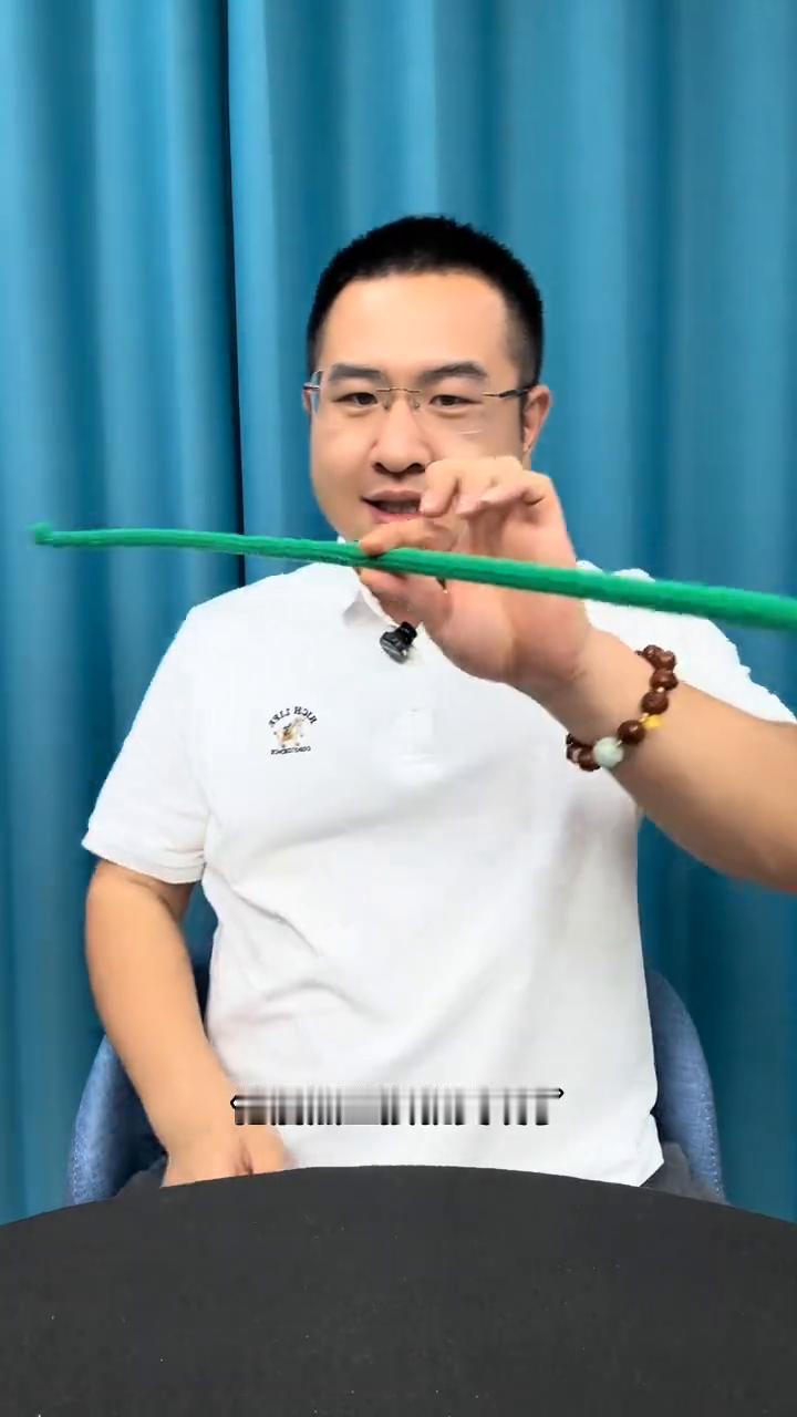 约会必学的技巧：教你逗女神开心。
往上滑动一下，再往下再往上，可以把手慢慢松开了
