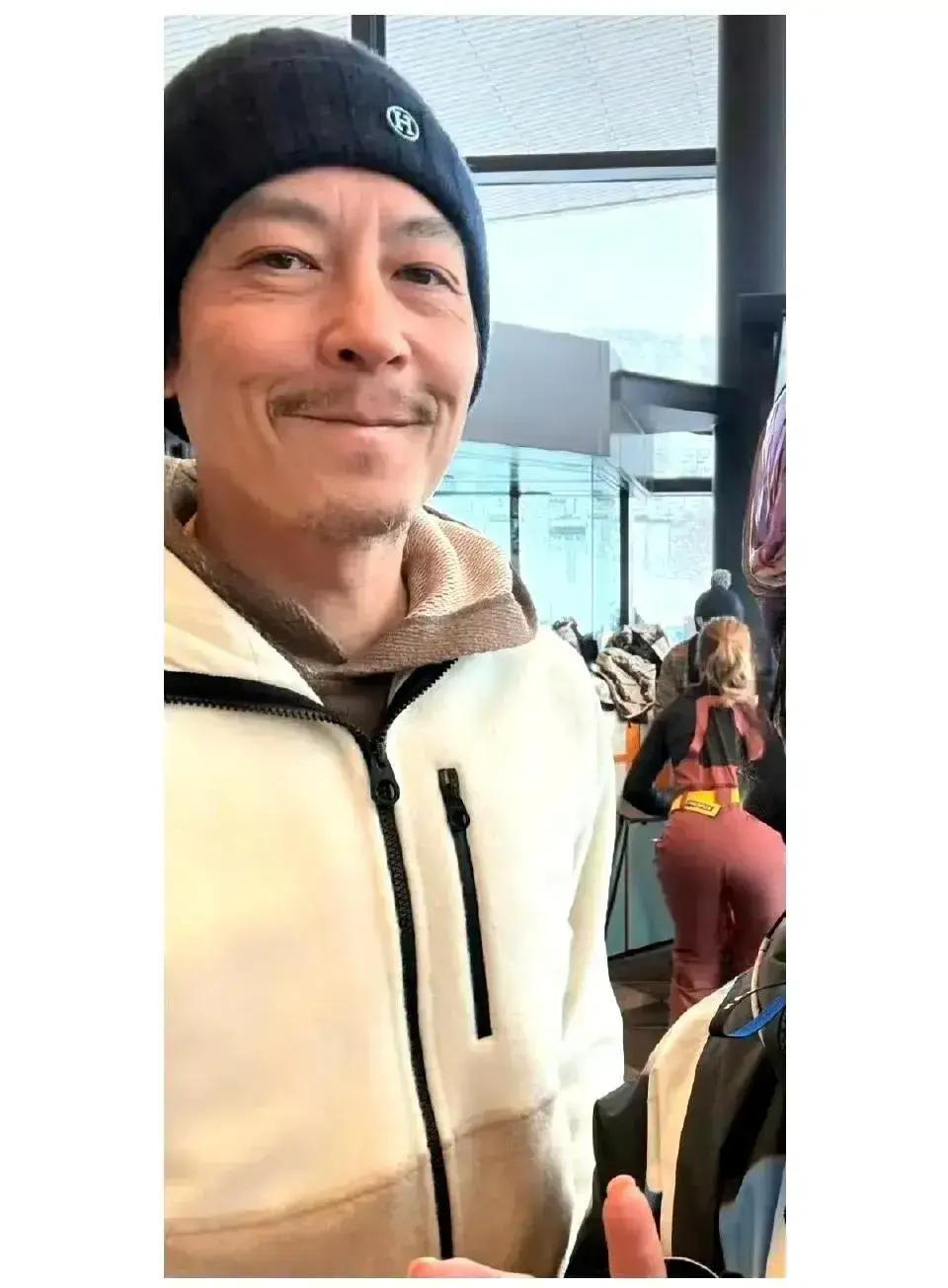 45岁陈冠希胡子全白！
 
滑雪场偶遇照一出，评论区炸锅：这还是当年那个痞帅少年