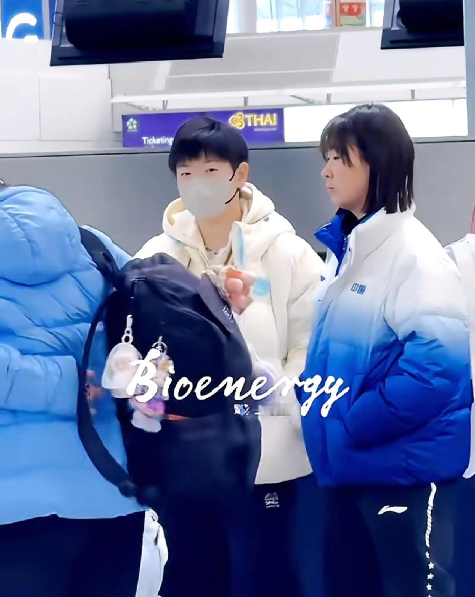 真好，莎莎回北京了，
有好姐妹陪着，
机场一个动作暴露可爱无疑。

在机场网友偶