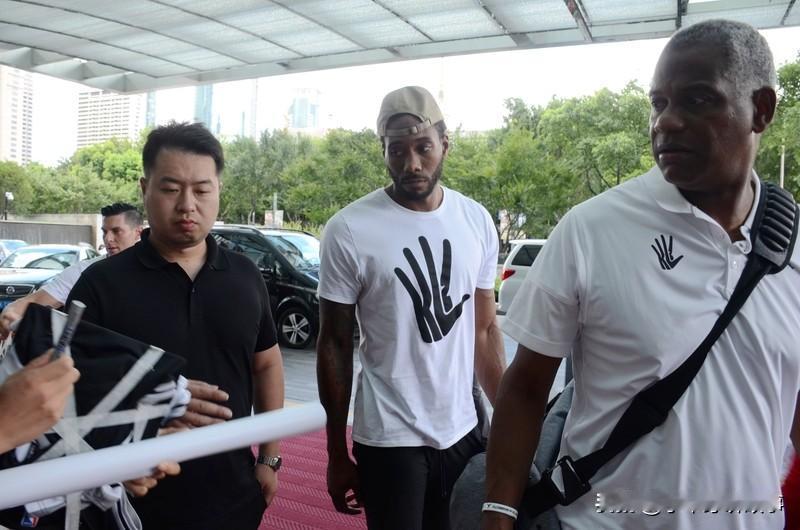 哇！伦纳德太神啦！快船对阵活塞的比赛中，他狂砍 55 分，刷新个人生涯得分纪录。