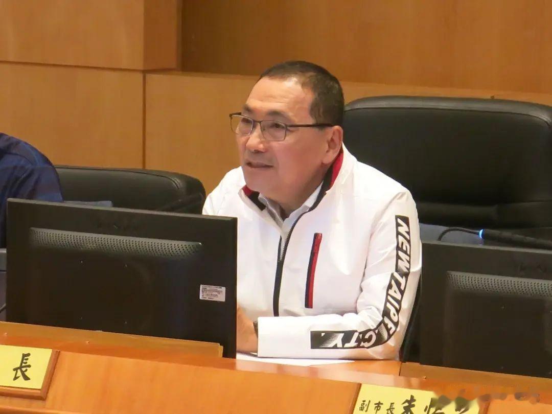 民调始终无法提升的侯友宜在6月6日赴新竹拜票，与新竹县长杨文科、新竹市长高虹安、