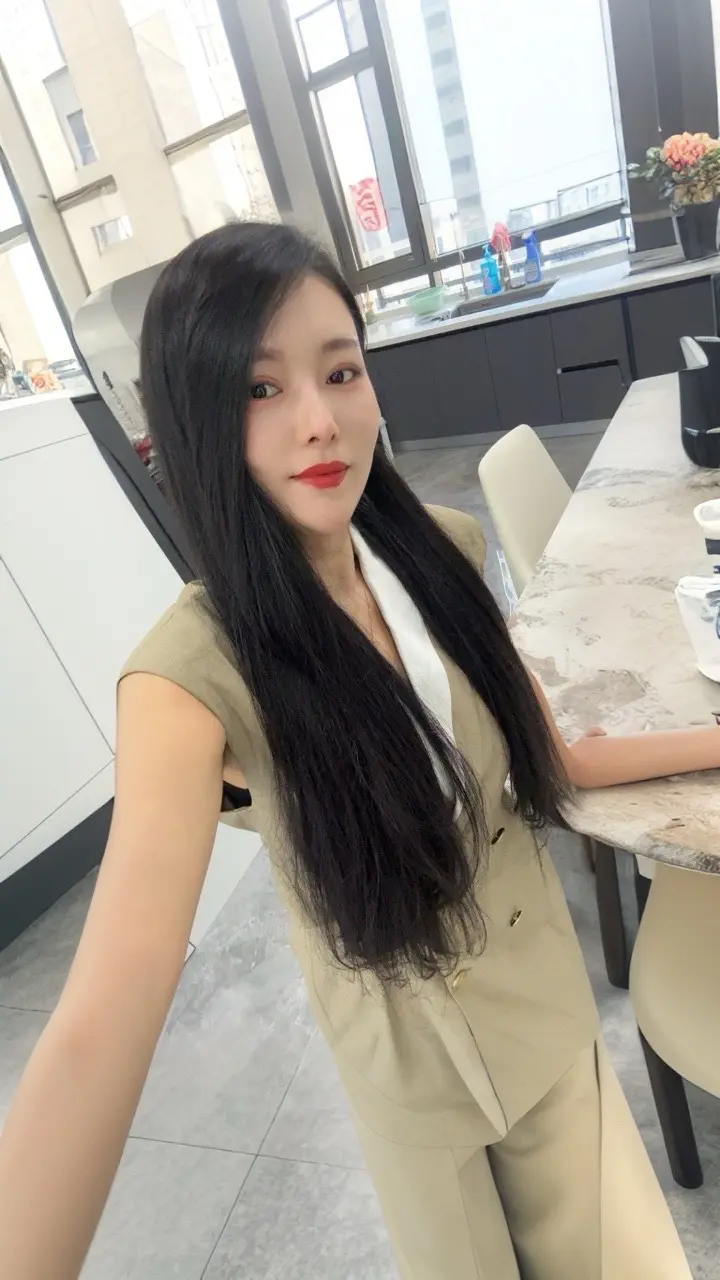 就是看透你的脾气 还愿意留下来陪你的人 人到一定年龄 你就会发现 你需...