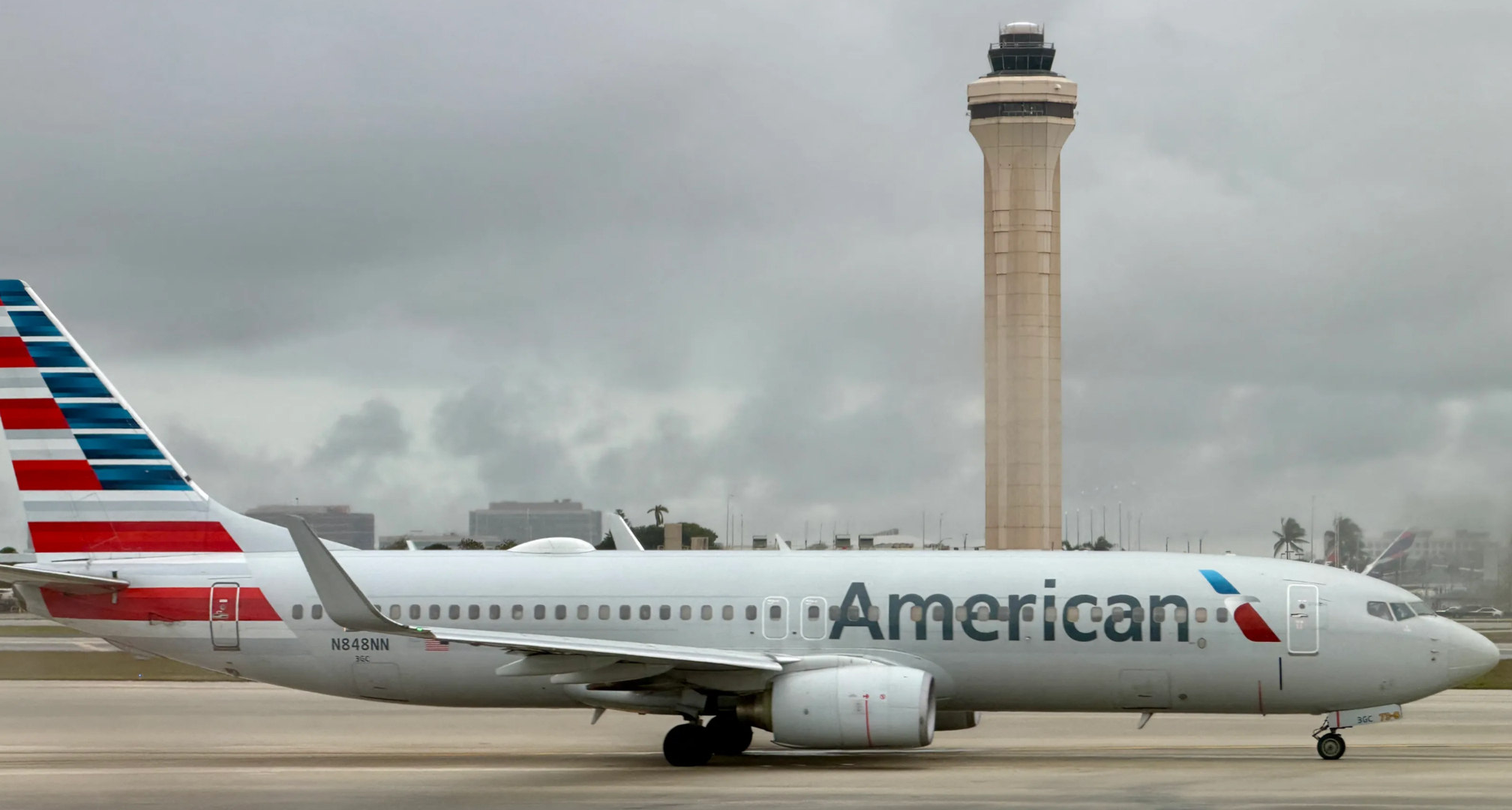 【#美一波音客机右翼中弹打补丁继续飞#】#美一客机右翼中弹打补丁后载百人执飞# 