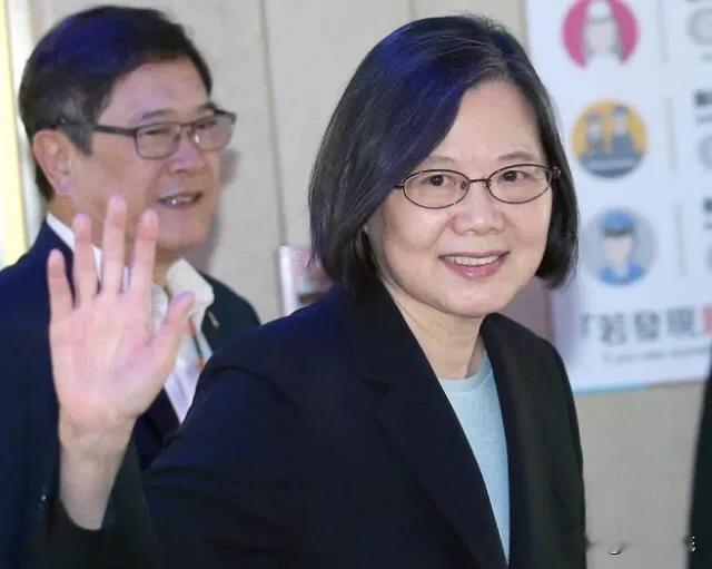 蔡英文结束访欧行返抵台湾

蔡英文结束访欧行程，20日清晨搭机返台。

面对媒体