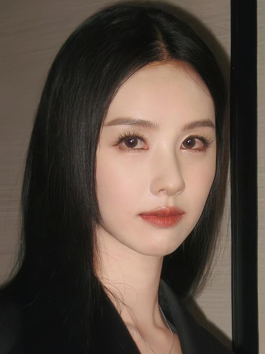陈都灵今晚的造型真的鲨疯了....... ​​​