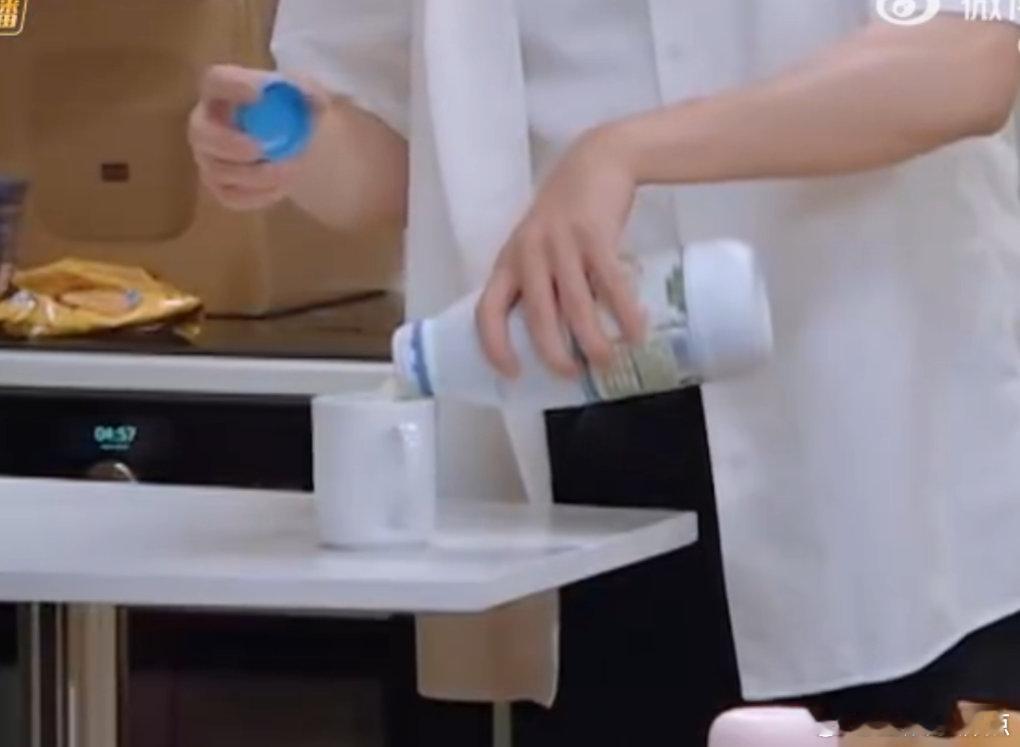 李佳琦睡前给尚雯婕倒牛奶李佳琦[超话]李佳琦的温柔是牛奶味的！每天提早倒好送尚姐