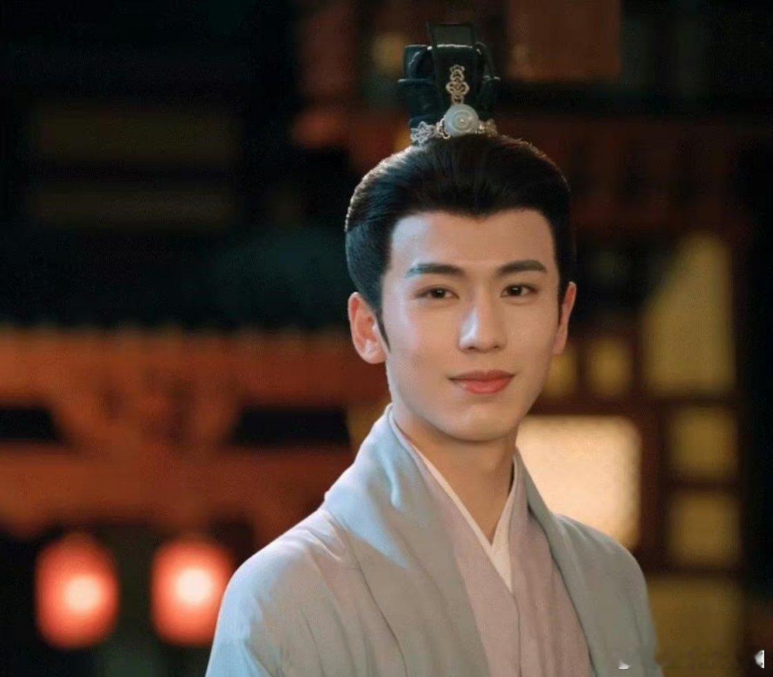 忽然感觉[苦涩][苦涩][苦涩]张凌赫的古装发型好显头大啊。。。。还是别拍古偶了