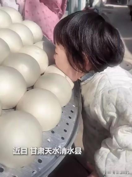 “1岁半的宝宝上人民日报了！”近日甘肃天水，一个1岁半的萌娃第一次过年回外婆家，