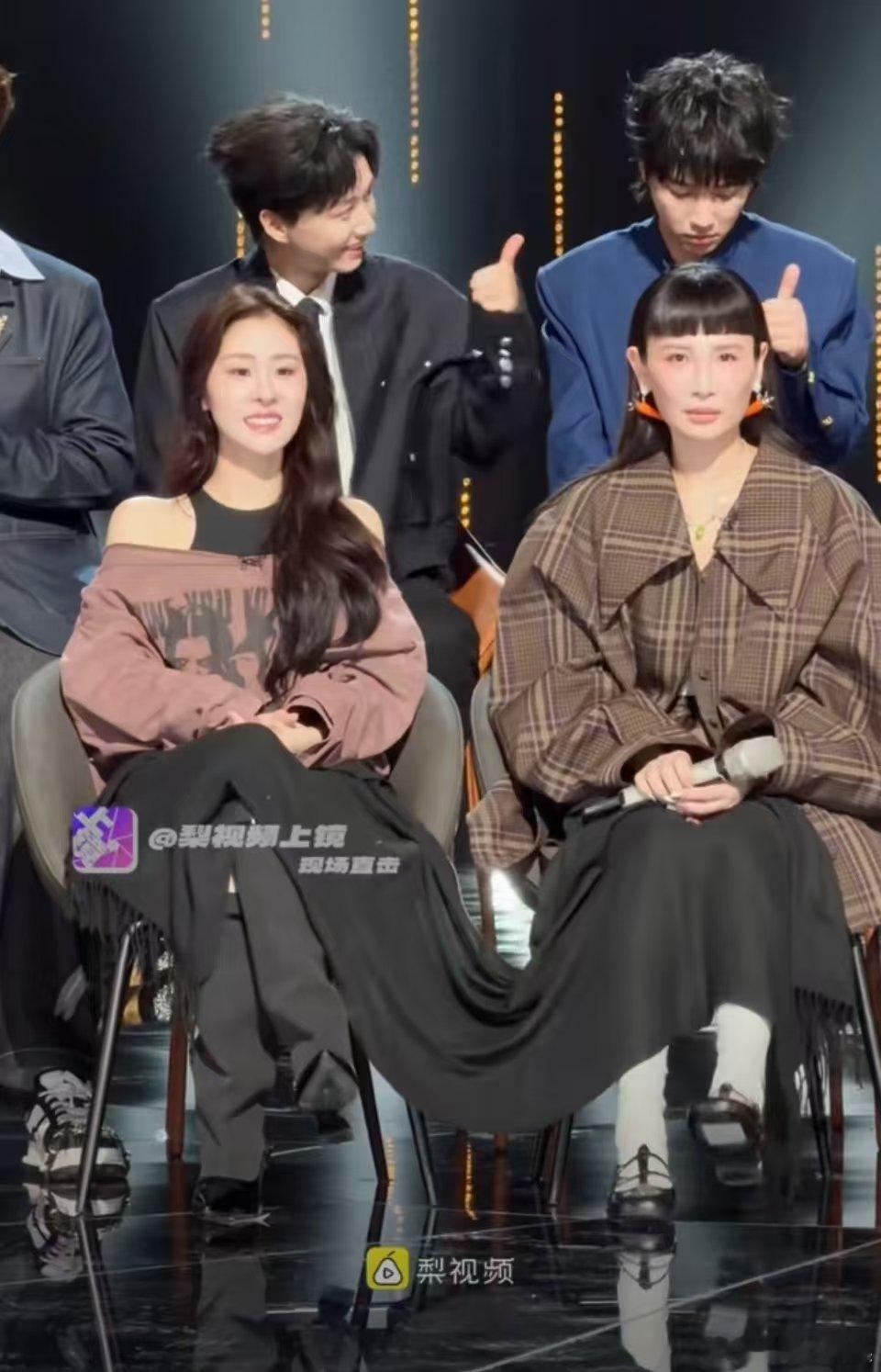 张碧晨魏如萱盖一块毯子歌手发布会歌手试听会趣味日常来袭，私下相处随性自在，温馨互