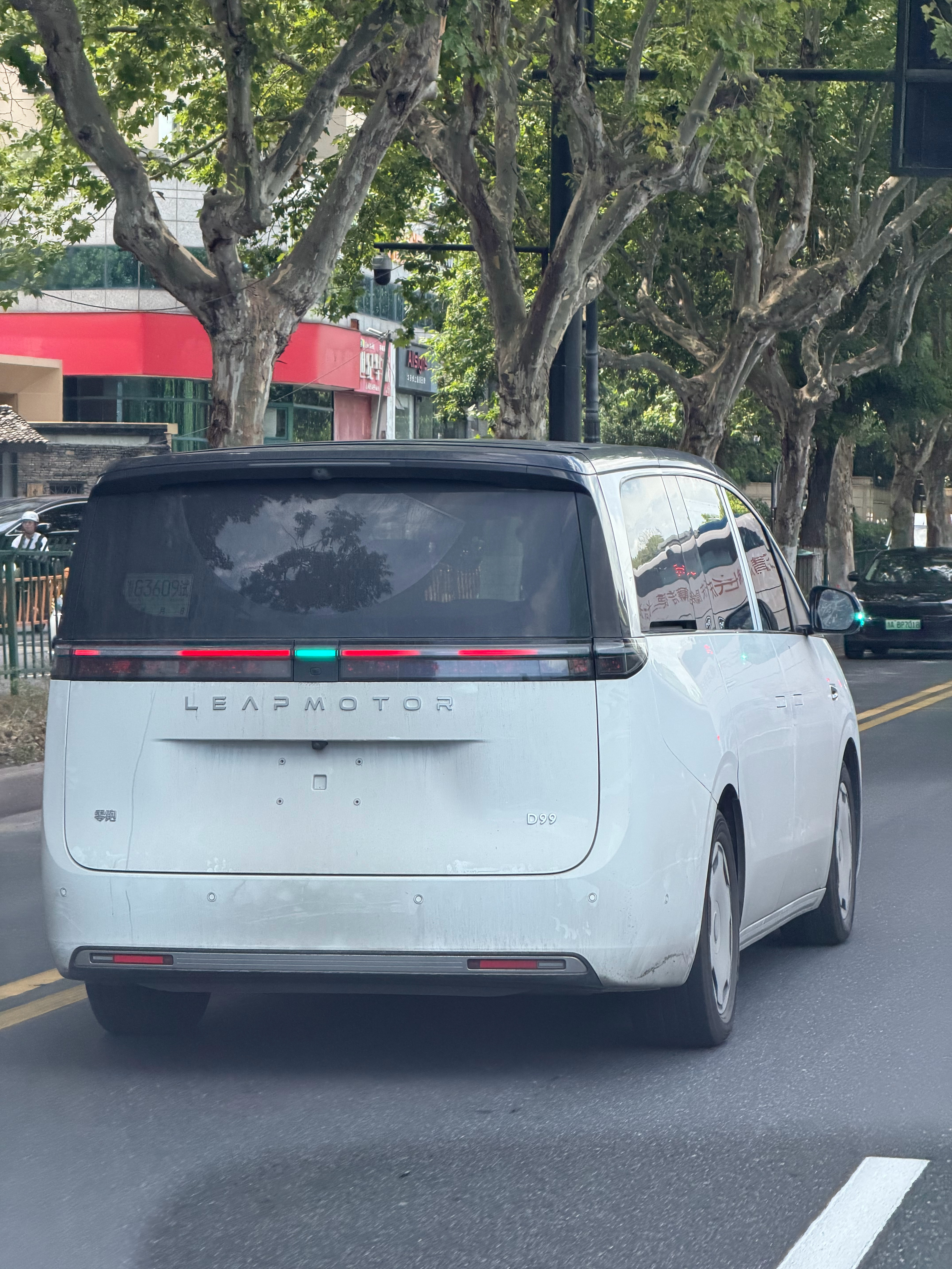 偶遇路试车零跑D99造型还是偏向传统面包车一点小蓝灯开着挡着路有点慢 