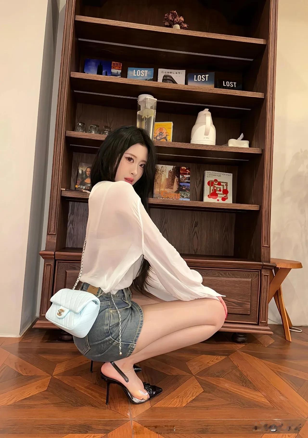 冬日生活记录妩媚动人，身材火辣，迷人的眼神，爱了吧[爱慕][爱慕][爱慕]