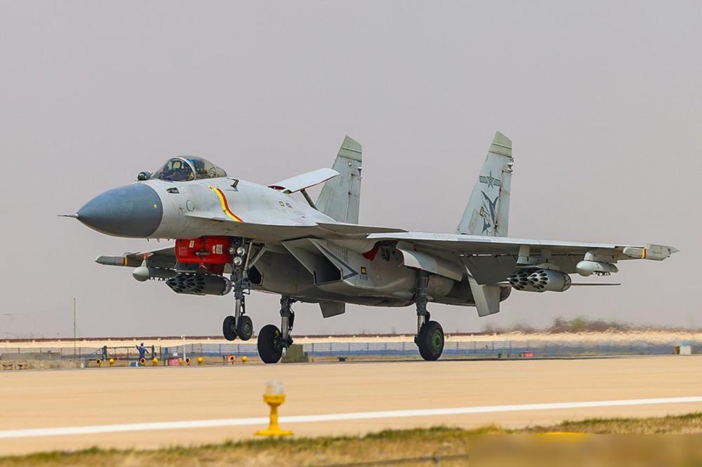 海军航空大学现在绝对是阔起来了，装备了世界上最后的双发重型舰载机——歼十五，飞行