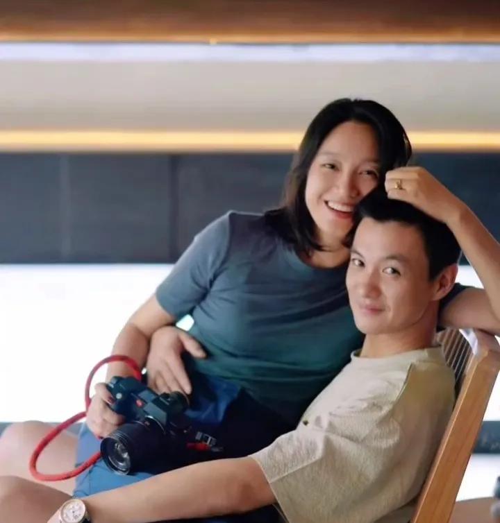 朱丹周一围，太会秀了[捂脸]

1月2日晚上，周一围老婆朱丹在社交平台晒出一组图