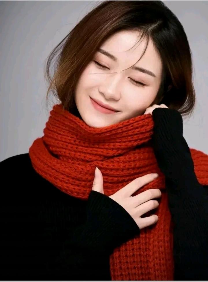 四季轮回又入冬，
余情未了更深浓，
阿哥可晓我心意，
……请友续句……？
[微风